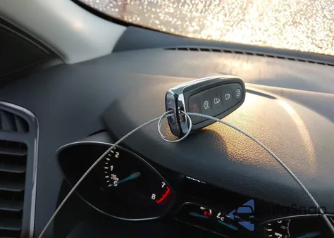 2017 Ford Escape Titanium z USA, uszkodzony, nr VIN 1FMCU0JD7HUA49313